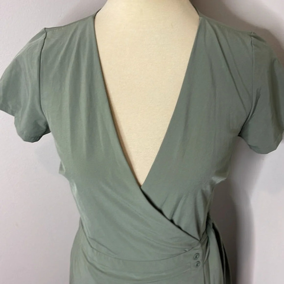 Elegant Green Wrap Dress - Picture 9 of 12